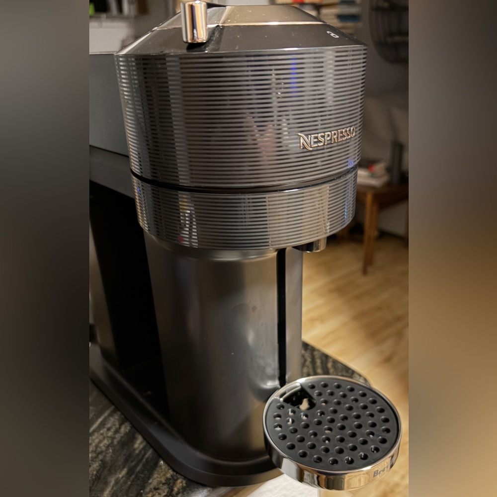 Nespresso Vertuo Next Coffee Maker with milk frother - Picture 7 of 9